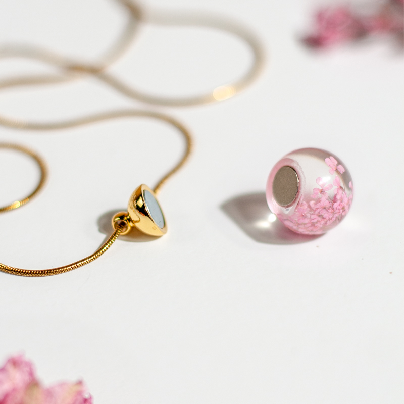 Goudkleurige ketting met roze magnetische hanger